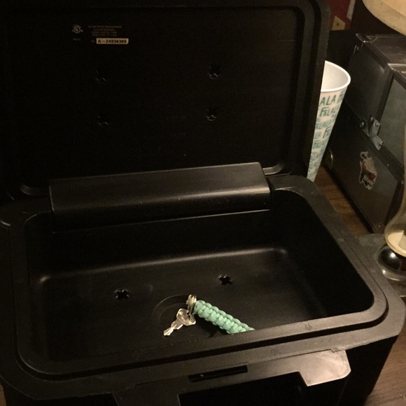 Sentry safe !! Fire/water resistance safe - Picture 2 of 3